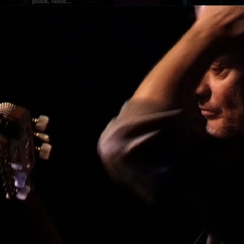 Roé chanteur Roé chanteur guitariste — Electric Rumba Rockumbero